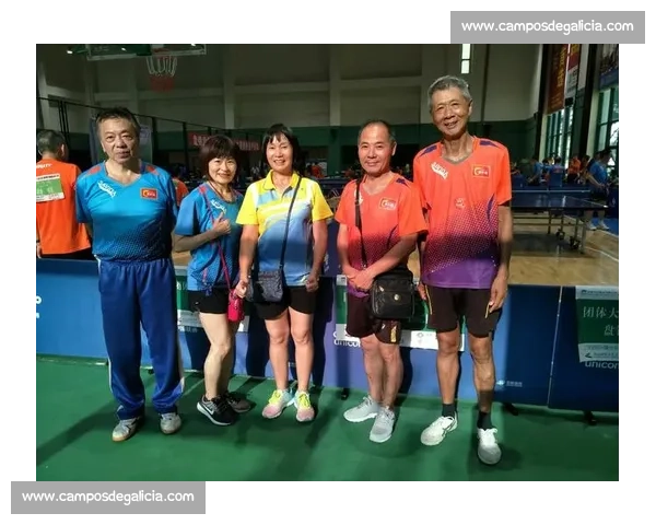 夏日清凉裸泳盛会欢乐瞬间尽显青春活力与自由风采