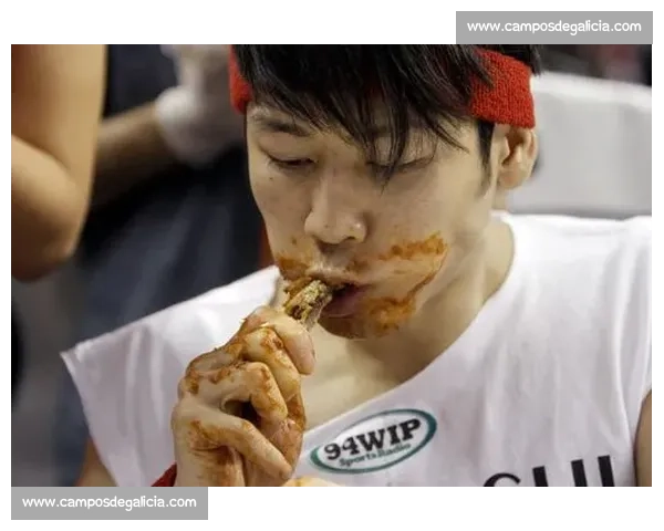 大胃王小林尊挑战极限比赛精彩瞬间引爆全场观看热潮 大胃王小林尊挑战极限比赛精彩瞬间引爆全场观看热潮